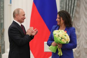 2019년 5월 시모냔에게 블라디미르 푸틴이 알렉산드르 넵스키 훈장을 수여