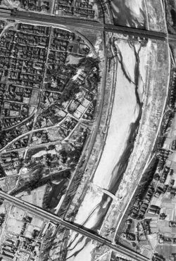 1948년 2월의 국철 고시엔구치 역-무코오하시 역(휴지). 그림 왼쪽 위의 고시엔구치 역에서 커브를 돌아 무코가와 서안을 따라 화물선이 보인다. 그림 아래의 국도 2호를 지나 남쪽에 보이는 가로로 된 코자 모양이 무코오하시 역의 육교와 홈이다. 국토지리원 [https://mapps.gsi.go.jp/maplibSearch.do#1 지도・공중 사진 열람 서비스]를 기반으로 작성