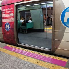 리우데자네이루의 여성 전용 차량. 플랫폼의 승차 위치와 차량에 분홍색 안내가 표시되어 있다.