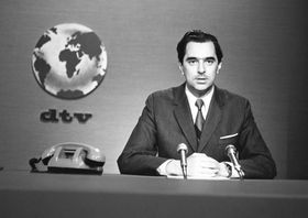 선전과 조작은 텔레비전에서, 그리고 대중에게 영향을 미치는 뉴스 프로그램에서 발견될 수 있다. 한 예로 당시 공산주의 폴란드 인민 공화국에서 자본주의를 비판하는 Dziennik(저널) 뉴스 캐스트가 있었는데, 이 프로그램은 감정적이고 의미가 담긴 언어를 사용했다.