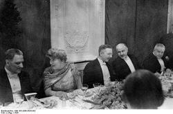 1930년 독일 베를린. 중앙이 샤흐트.