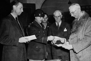 뉘른베르크 재판에서 무죄 판결을 받고 석방된 세 사람. 왼쪽부터 프리체, 교도소장 버튼 앤드러스 대령, 파펜, 샤흐트.