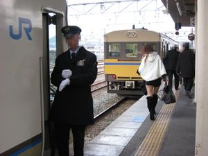 3번선에 정차하는 단바지 쾌속 오사카 행 (바로 앞)과 보통 후쿠치야마 행(끝)