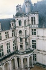 1547년에 완공된 르네상스 시대의 샹보르 성 계단. 이 디자인은 네오 르네상스의 인기 있는 특징이 되었다.