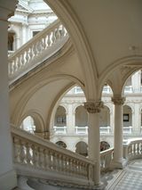 바로크 부흥 건축의 영향을 받은 바르샤바 공과대학교의 계단