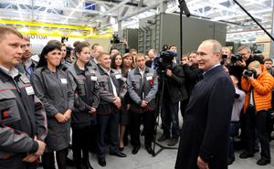 블라디미르 푸틴 대통령이 칼라시니코프 콘체른(Kalashnikov Concern)의 직원들과 만남 (2016)