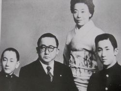 왼쪽부터 숙부 다이지로, 할아버지 류고, 아버지의 계모 쇼, 아버지 류타로 (1956년 촬영)