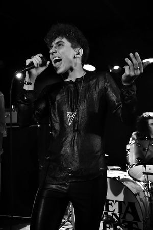 2017년 8월 24일 머큐리 라운지에서 노래하는 조쉬 키스카.