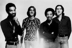 뉴 토니 윌리엄스 라이프타임(1976년). 왼쪽부터 토니 뉴턴, 앨런 파스콰, 토니 윌리엄스, 앨런 홀즈워스.