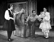 마가렛 더글러스, 윌슨, 그리고 조앤 매크래컨이 브로드웨이 뮤지컬 《블루머 걸》(1944)에서 공연하는 모습