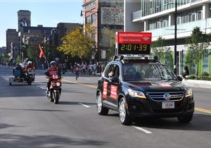 에반스 체루이요트가 2008년 우승 당시 코스 차량(시계 포함)을 따라가고 있다. 선두 코스 차량은 현재 경주 시간을 표시한다.