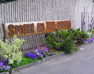 프레디 머큐리의 동상 옆 콘크리트 벽에 있던 조각상의 일부(현재 철거됨).