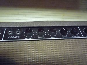 1960년대 펜더 프로 앰프 브라운페이스 기타 앰프의 "비브라토" 채널. 실제로 생성되는 효과는 트레몰로이다.