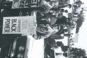 리처드 아오키(Richard Aoki) 활동가가 흑표범당 집회에 참석함