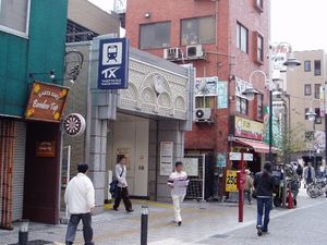 시가지에서는 지하를 통과한다 (아사쿠사 역(浅草駅) 지상 출구)