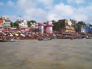 갠지스 강에서 보트에서 본 모습