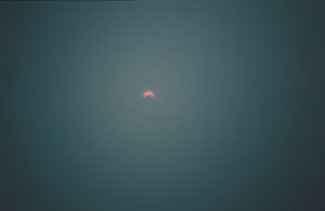 방글라데시 판차고르 구에서 X선 필름으로 본 부분 일식