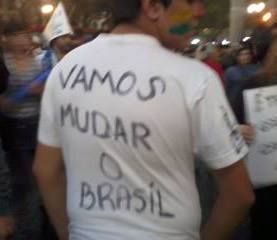 상파울루 시 광장에서 시위하는 시위자. 메시지는 "브라질을 바꾸자"라고 적혀 있다.