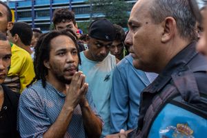 시위자가 리오데자네이루 주 군사 경찰에 대한 이해를 호소하고 있다.