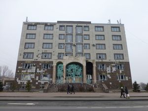 시위대에 의해 파괴된 알마티의 집권 누르 오탄 당사