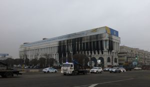 알마티 공화국 광장의 불탄 건물