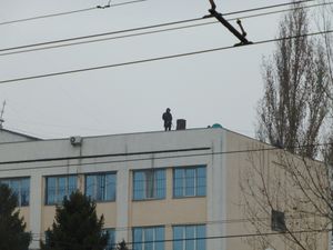 2022년 1월 8일 알마티 아우에조프 구(Auezov District) 내무부 건물 옥상에서 무장한 민병대 순찰대