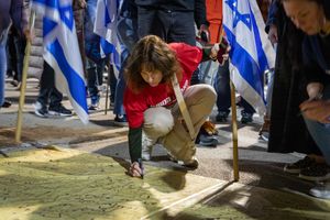 2023년 4월 22일, 라아나나에서 이스라엘 독립 선언문에 서명하는 시위대