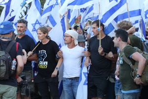 2023년 7월 22일 텔아비브에서 예루살렘으로의 시위 행진 지도자들. 왼쪽부터 란 하르네보, 쉬크마 브레스러, 모셰 라드만, 아미 드로르