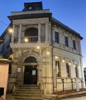 1945년 조흥은행은 1892년 일본 제58국립은행을 위해 인천에 세워진 이 지점을 포함하여 야스다 은행의 한국 자산을 인수했다.