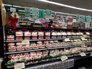 니지야 마켓(샌디에고, 2017)에서 판매되는 일본식 크리스마스 케이크