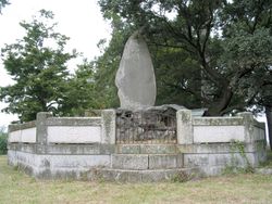 보력 치수비. 히라타 유키에 등 사쓰마 번사들의 유덕을 기리고 있다.