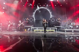 Babymetal과 Kami Band가 2018년 6월 독일 뉘르부르크링에서 열린 Rock am Ring에서 공연하고 있다.