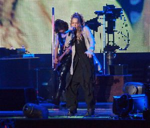 2012년 매디슨 스퀘어 가든에서 L'Arc-en-Ciel과 함께 공연하는 하이도