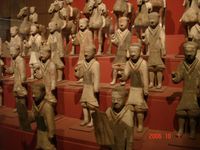 방패를 든 보병(전경)과 말을 탄 기병(배경)의 도자기 인형, 서한 시대(기원전 202년 – 서기 9년)의 유물