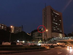 기아 요새가 본부 건물에 가려져 있다.