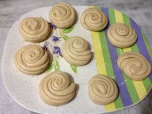 겹겹이 만든 반죽은 파라타로 알려진 얇은 남아시아 납작빵을 만들기 위해 준비되었다.