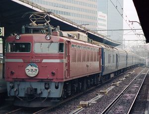 쓰루기 침대차를 견인하는 EF81형 전기 기관차