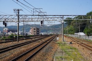 야마시나역 서쪽은 장래 신선을 분기할 수 있는 구조로 되어 있다