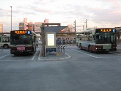 서쪽 출구 버스 승강장(2013년 11월)