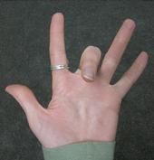 어떤 아랍 국가에서는 이 제스처가 가운데 손가락을 세우는 것과 같은 목적과 의미를 갖는다.