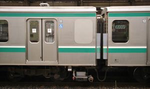 화장실 설치로 측면 창문이 막힌 모습