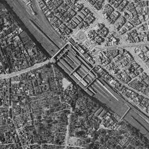 1963년 6월 26일 촬영된 닛포리역 주변 흑백 항공 사진. 국토교통성 국토지리원 지도・항공 사진 열람 서비스의 항공 사진을 기반으로 제작되었다.