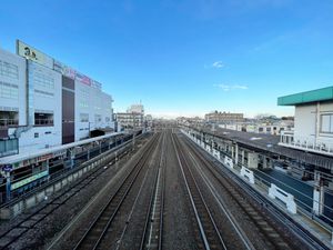 류테츠(왼쪽)와 JR의 역 플랫폼(2021년 12월)