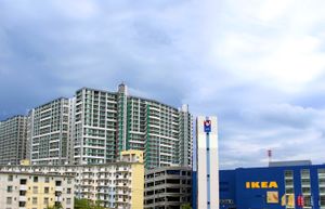 역 플랫폼에서 보이는 와카마츠 단지, 원더 베이 시티 서던, 이케아 (2019년 4월)