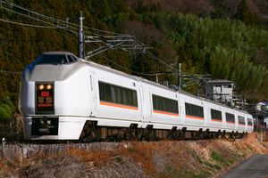 2022년 12월 쿠사츠 열차로 운행 중인 651-1000계 전동차 OM201