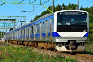 2017년 10월 시라스카 부근 도호쿠 본선을 주행하는 E531계 전동차