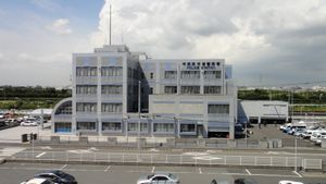 2012년 9월, 역 플랫폼에서 바라본 교토쿠 경찰서