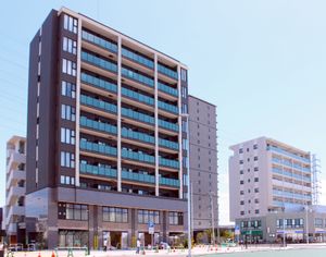 북쪽 출구 역 앞의 고층 맨션※왼쪽부터 GUILD 마쿠하리, 시엘리아 마쿠하리, 호쿠레아 마쿠하리