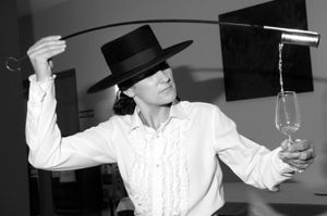 베넨시아도라가 오크통(또는 "버트")에서 꺼낸 셰리를 카타비노에 따르고 있다(2007)