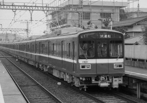 1985년 4월, 초기 스타일의 4량 편성 강철 차체 1501호